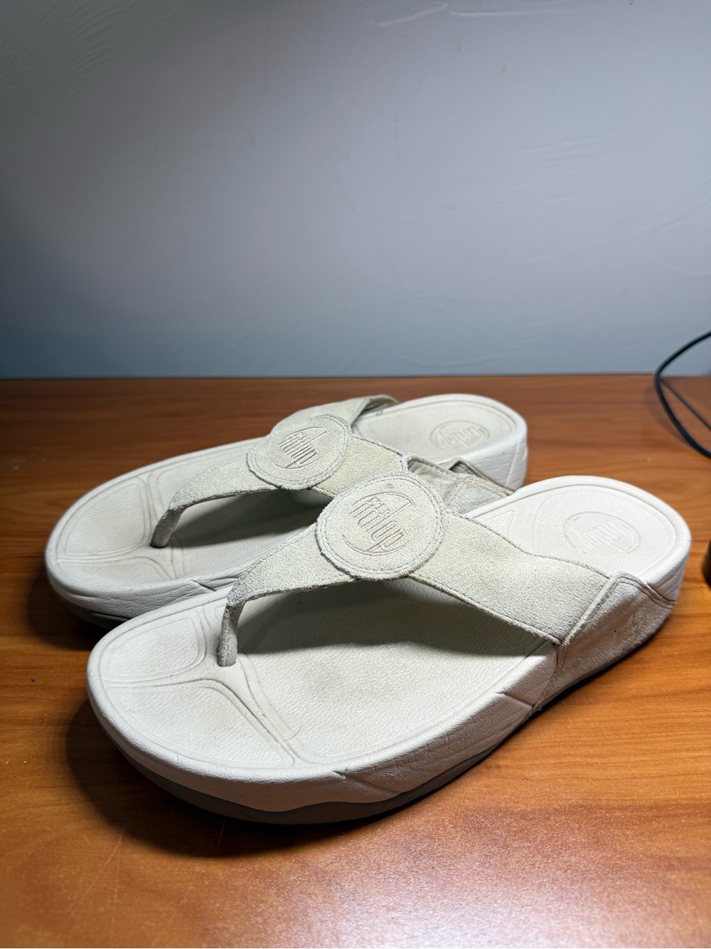 FitFlop Oasis Suede Beige Cream Flip Flop‎ Orthotic Cushioning Slip on Sandal W7